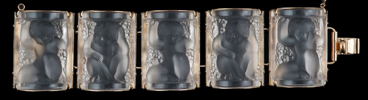 A Lalique enfants bracelet, cased